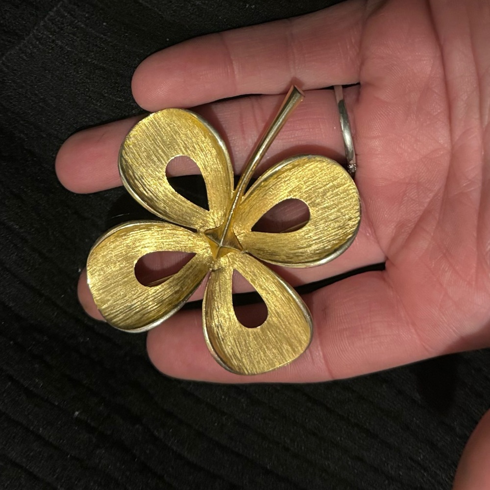 Clover brooch gold